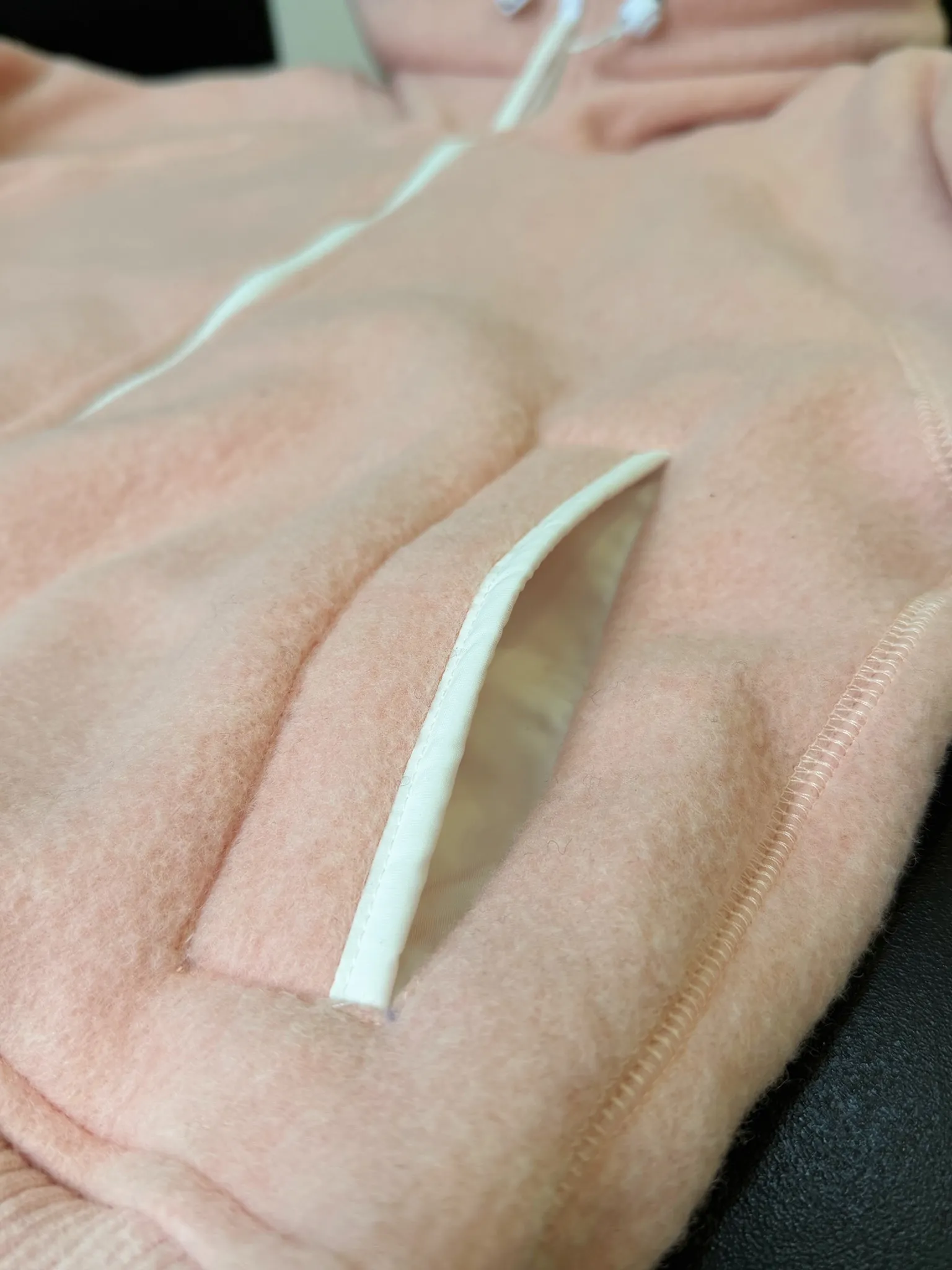 P660 Canada Goose Fleece Wool Badge Hooded Jacket Fabric selection: Wool fleece fabric blended with wool as the main body and a very small amount of spandex and polyester fiber. Wool is a core natural ingredient that provides unparalleled temperature regulation, antibacterial and anti-odor properties and a skin-friendly feel. The feeding of a small amount of spandex gives the fabric a certain degree of four-way elasticity, making it non-restrictive during daily activities. As the basis of fleece's structure, polyester fiber enhances the fabric's durability, wrinkle resistance and quick-drying properties. It contributes to the loft of the fleece and provides functions such as trapping air.  Detail 1: The sleeves and hem are closed with 2×2 ribbing. Its strong elasticity can closely fit wrists and waists of different thicknesses, forming an effective 'seal' to prevent cold wind from blowing back. It can still maintain its original shape after repeated stretching and use, and is not easy to loose and deform. And the ribbed cuffs can convey a sense of design and enhance the visual beauty.  Detail 2: The combination of hood design and elastic buckle improves warmth and windproof performance when wearing. Accessories: Customized elastic drawstring, elastic buckle, custom zipper pendant, custom armband Size: S M L Color: black gray coffee rice pink